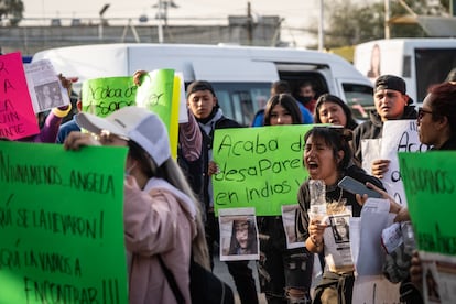 Una de las hermanas de Ángela Olguín forma parte de una manifestación en el mismo lugar en el que desapareció su hermana.