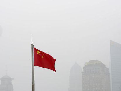 Bandera china entre la niebla en Shangh&aacute;i.