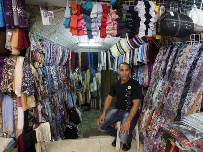 El judoca palestino Rmeileh, en su tienda de Jerusal&eacute;n.  