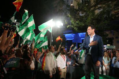 Juan Manuel Moreno celebra la victoria histórica en las elecciones andaluzas. 