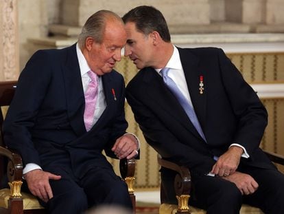 Juan Carlos I, en el acto solemne de la sanción de la Ley Orgánica de la abdicación junto a su hijo Felipe.