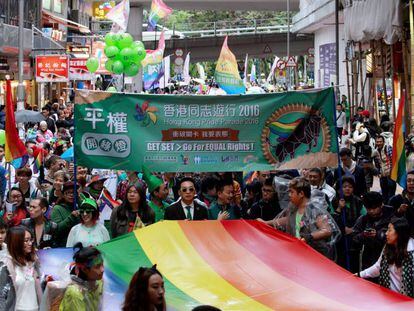 Decenas de personas participan en una manifestaci&oacute;n del Orgullo gay en Hong Kong, el 26 de noviembre de 2016. 