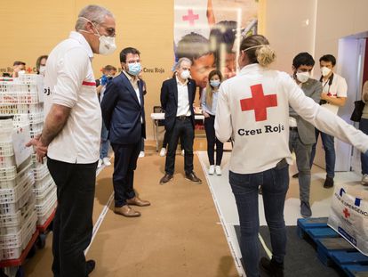 El vicepresidente de la Generalitat, Pere Aragonés (2i), y otros representantes del Govern en una visita a la Cruz Roja