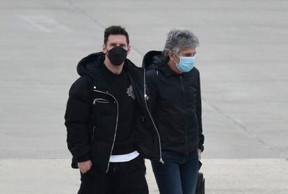 Messi, con su padre, el pasado lunes en el aeropuerto de Rosario, Argentina.