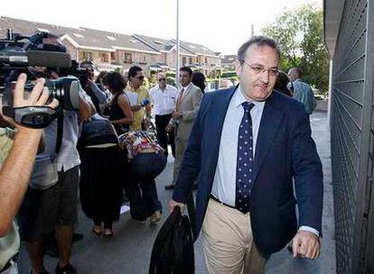 Javier Castro, portavoz de la familia Neira, entrando en el juzgado de Majadahonda el pasado lunes.