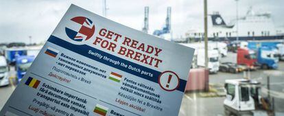 Un folleto informativo sobre el Brexit, distribuido en el puerto de R&oacute;terdam (Holanda).