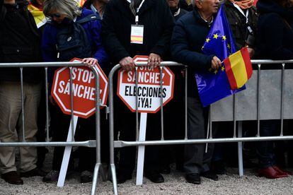 Detalle de los carteles contra el presidente del Gobierno y banderas de España y Europa, en la manifestación en la plaza de Colón de Madrid.