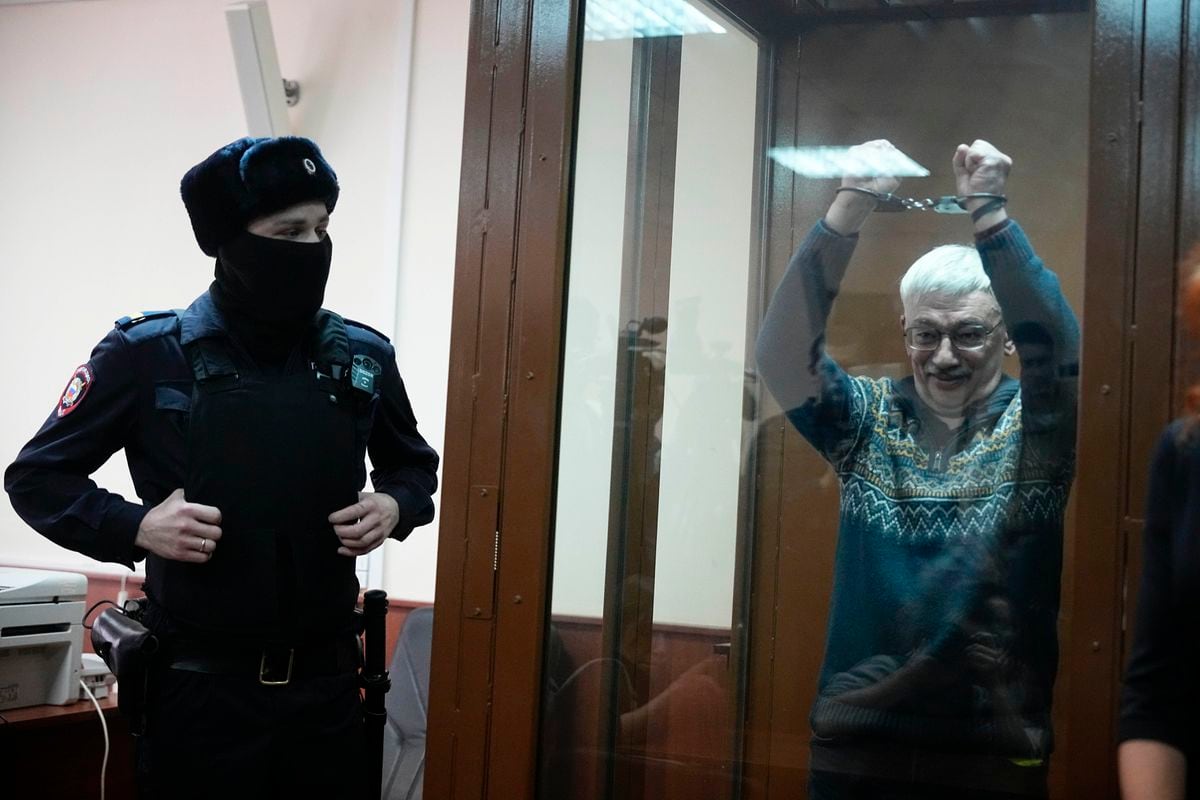 La justicia de Rusia condena al activista Oleg Orlov a dos años y medio de prisión por criticar “los valores patrióticos” | Internacional
