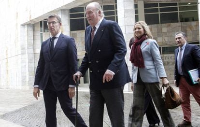 Don Juan Carlos de Borbón y la infanta Elena, con Alberto Núñez Feijóo en un campeonato de de Vela en Santiago de Compostela, el pasado octubre.