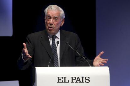 Mario Vargas Llosa, durante un discurso, en 2015.