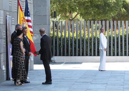 La reina Letizia espera a Jill Biden a las puertas del Centro de Atencion, Acogida y Derivacion de Refugiados Ucranianos en Pozuelo de Alarcón, Madrid, el pasado martes.