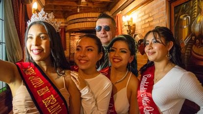 Las candidatas a Miss Quito 2023, con la ganadora de la edición de 2022, Karla Angulo, y el organizador del evento, Rafael Raza.   Juan José Martínez Villa