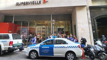 Agentes de la Aduana argentina allanan un banco en Buenos Aires