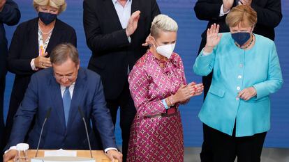 El candidato de la CDU, Armin Laschet (izquierda), y la canciller Angela Merkel (derecha), este domingo en Berlín.