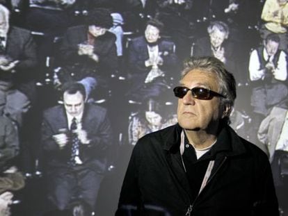 Recorrido con Antoni Muntadas por su obra expuesta en el museo Reina Sof&iacute;a de Madrid, en una imagen de 2011.