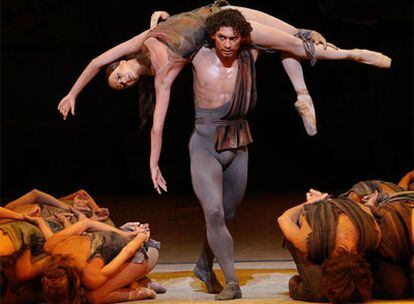 Los bailarines del Bolshoi Ivan Vasiliev y Nina Kaptsova, durante el ensayo del <i>Espartaco</i> que se representa en el Teatro Real.