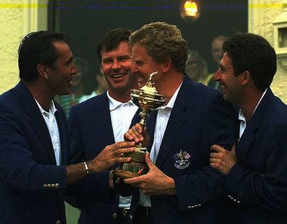 De izquierda a derecha, Ballesteros, Faldo, Montgomery y Olazábal con la Ryder Cup de 1997 ganada en Valderrama. La foto resume 20 años de historia y dominio europeo en la competición.