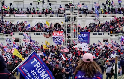 Partidarios de Trump, durante la toma del Capitolio, el 6 de enero de 2021.