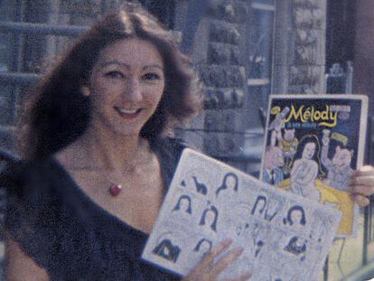 Sylvie Rancourt posando junto a sus cómics.
