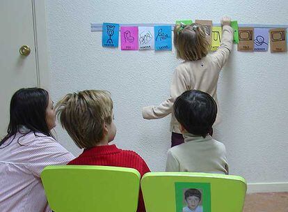 Niños afectados de autismo aprenden a través de pictogramas en la escuela especial Aleph.