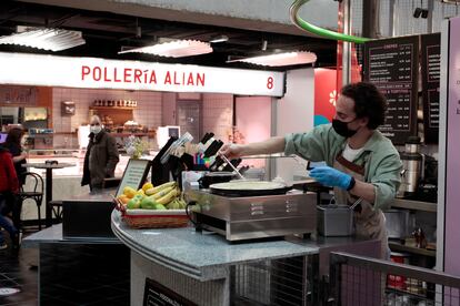 Puesto de helados y crepes en la parte de abajo del mercado de San Antón.