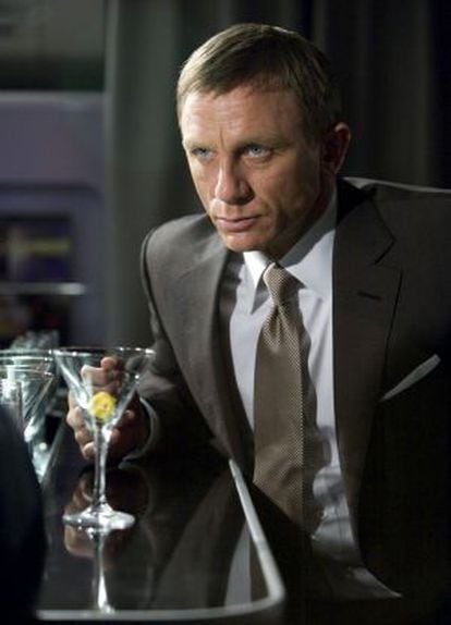 Daniel Craig en el personaje de James Bond, con un 'dry martini'.