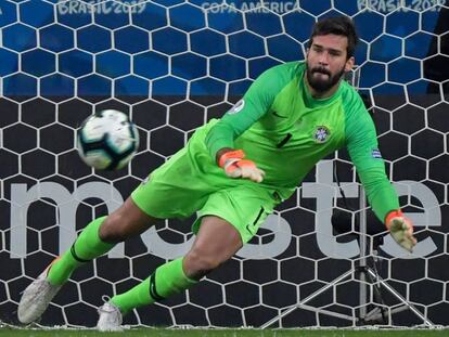 Alisson se lanza a detener un penalti en la tanda ante Paraguay.