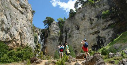 Tres j&oacute;venes haciendo senderismo en Cazorla (Ja&eacute;n).