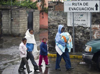 Una familia en Santiago Xalitzintla, cerca del Popocatépetl.