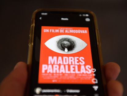 Cartel de la próxima película del director español Pedro Almodóvar 'Madres Paralelas' en la pantalla de un móvil.