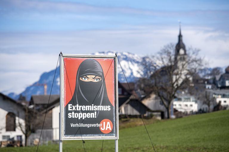 Póster a favor de la prohibición del burka en la ciudad suiza de Oberdorf, el pasado mes de febrero.