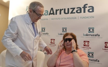 El doctor Laborda, del Hospital La Arruzafa de Córdoba, y Josefa Jiménez, a quien se le implantó un ojo biónico.