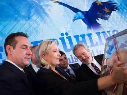 El l&iacute;der del FP&Ouml;, Heinz Christian Strache, y la dirigente del Frente Nacional, Marine Le Pen, este viernes en Viena.