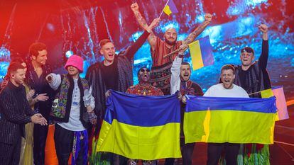 Los ucranios Kalush Orchestra, celebrando su victoria en Eurovisión 2022.