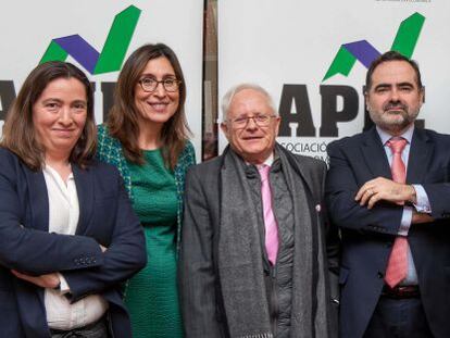 De izquierda a derecha, Susana Graupera, N&uacute;ria Vilanova, Jos&eacute; Ram&oacute;n Pin, Francisco Javier Zapata e &Iacute;&ntilde;igo de Barr&oacute;n, ayer, en la presentaci&oacute;n del informe sobre las juntas generales de las empresas del Ibex. 