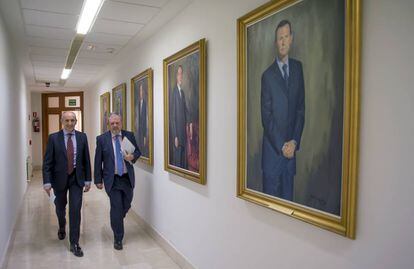 A la derecha, el consejero de Hacienda, Pedro Azpiazu, y el portavoz del Gobierno vasco, Josu Erkoreka, antes de informar de los presupuestos vascos de 2017.