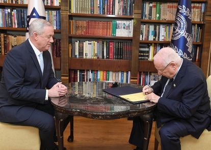 El presidente israelí, Reuven Rivlin, otorga a Benny Gantz el encargo de formar Gobierno, el lunes en Jerusalén.