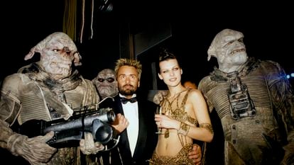 El director Luc Besson y Milla Jovovich, durante la presentación en Cannes de 'El quinto elemento' en 1997.