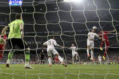 El delantero del Bayern Múnich, el croata Mario Mand?ukic (d), salta por el balón con el portugués Pepe (2d), del Real Madrid, durante el partido de ida de las semifinales de la Liga de Campeones que se disputó anoche en el estadio Santiago Bernabéu, en Madrid.