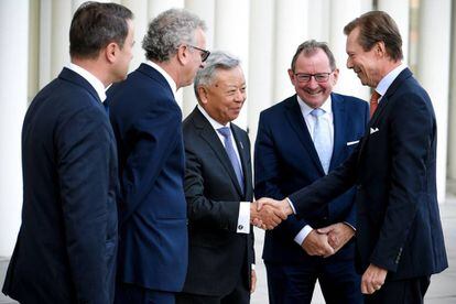 El presidente del BAII, Jin Liqun, saluda al Gran Duque Enrique de Luxemburgo, este viernes ante otras autoridades del país. 