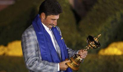 Olazábal observa el trofeo de la Ryder 2012 que ganó como capitán de Europa.