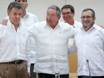 Juan Manuel Santos, Raúl Castro y Timochenko.