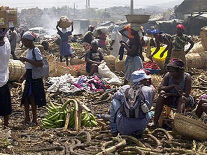 Mujeres haitianas acuden al mercado del barrio de La Saline, uno de los más pobres de Puerto Príncipe.