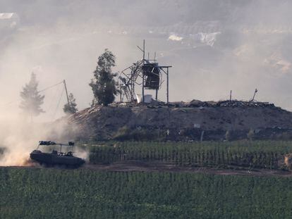 Un tanque israelí en el interior de la franja de Gaza este lunes, visto desde Israel.