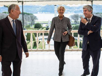 Presidente de Portugal, Marcelo Rebelo de Sousa, junto al ministro de Finanzas, Mário Centeno, y la directora del FMI, Christine Lagarde.