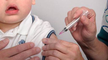Vacunación de un niño.