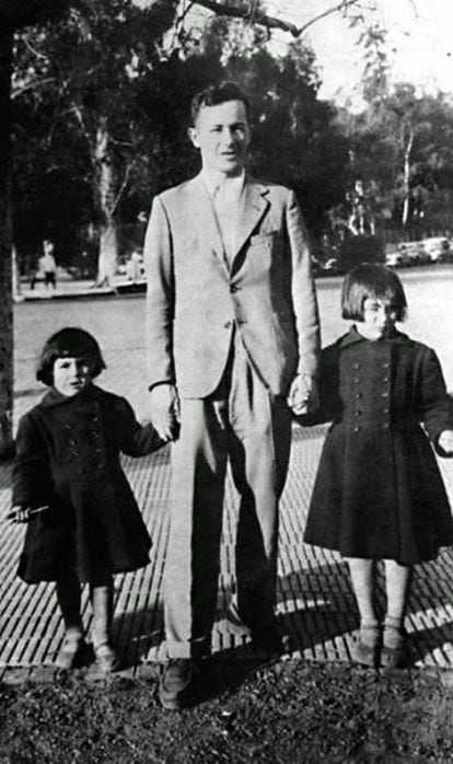 Rodolfo Walsh y sus hijas Patricia (izq) y Victoria (dcha.)