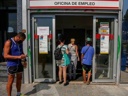 Varias personas esperan a entrar a una oficina del SEPE.