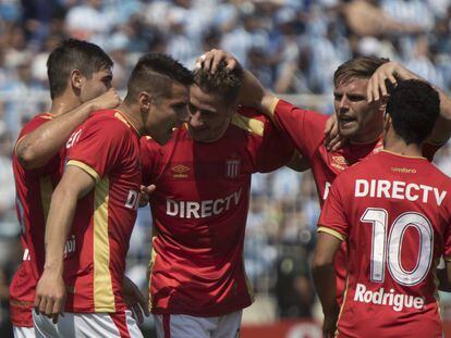 Los jugadores de Estudiantes celebran uno de los goles de Auzqui.