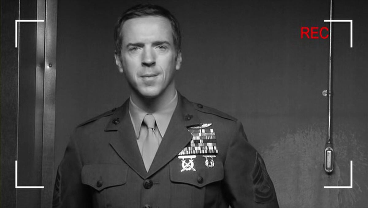 Hombre con uniforme médico militar mostrando a un visitante el